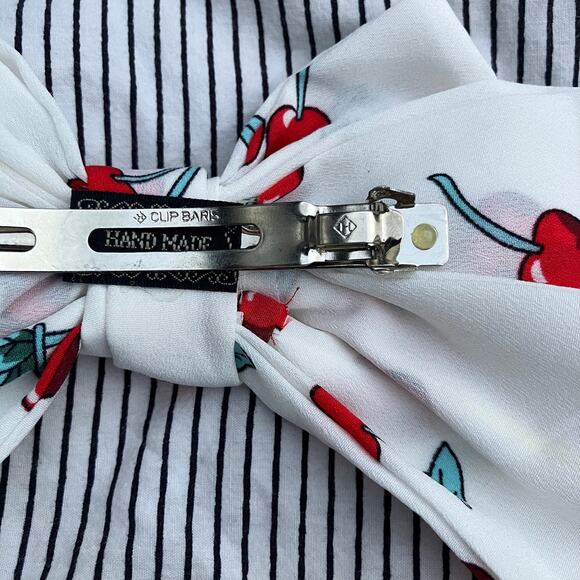 White and red cherry hair clip bow barrette, coquette cottagecore retro indie - Picture 5 of 6